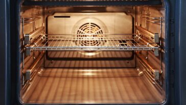 Você nunca mais vai usar outra coisa para limpar o forno depois de aprender isso