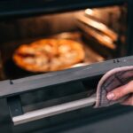 Truque caseiro com vinagre para remover gordura da assadeira do forno sem esfregar