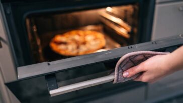 Truque caseiro com vinagre para remover gordura da assadeira do forno sem esfregar
