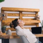 Adeus cabeceiras caras! A nova tendência que economiza de dá toque rústico