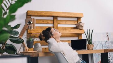 Adeus cabeceiras caras! A nova tendência que economiza de dá toque rústico