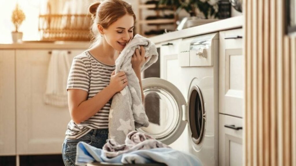 Essa solução é uma mão na roda para panos de chão, toalhas claras e até fraldas de pano – Créditos: depositphotos.com / evgenyataman