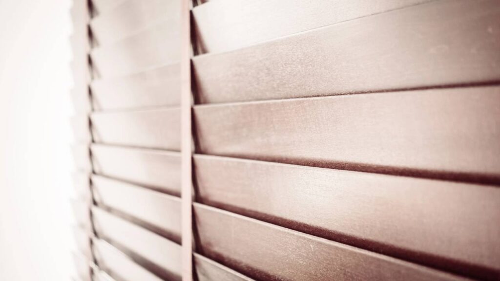 Esse truque com meia velha está revolucionando a limpeza doméstica