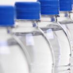 Esse truque com garrafa reciclada está mudando os jardins urbanos com praticidade