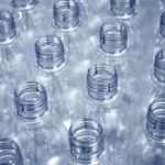 Esse truque com garrafa reciclada está mudando os jardins urbanos com praticidade