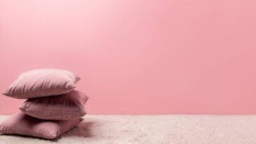 3 receitas naturais para limpar e clarear almofadas manchadas em minutos