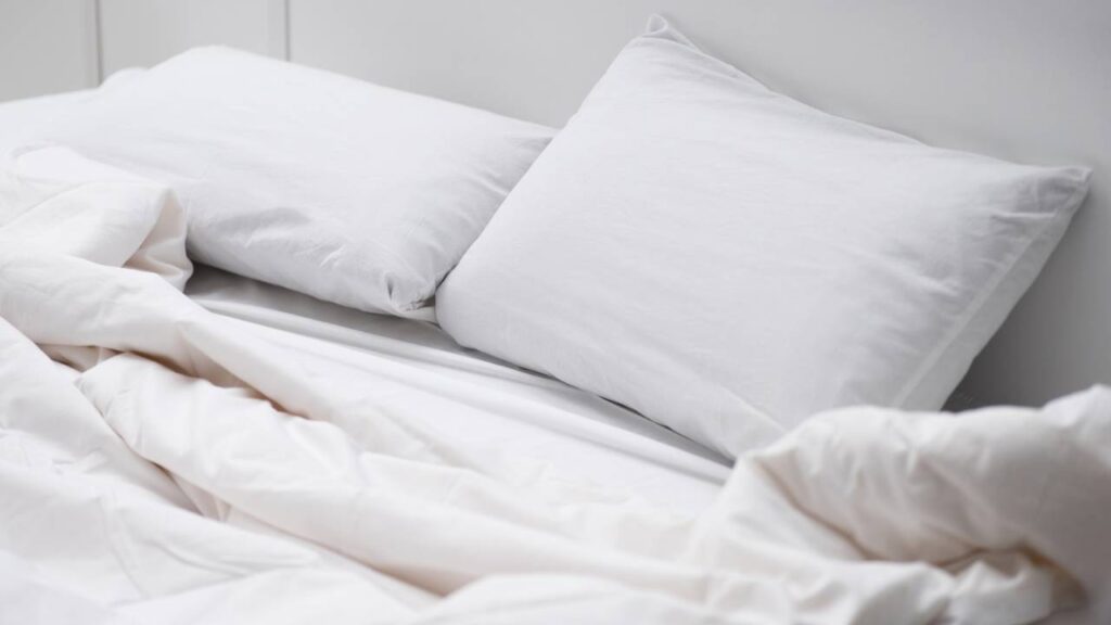 3 receitas naturais para limpar e clarear almofadas manchadas em minutos