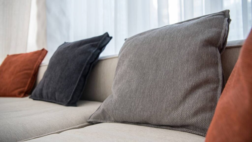 3 receitas naturais para limpar e clarear almofadas manchadas em minutos