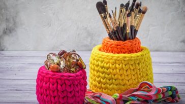 Porta-pincéis de maquiagem em crochê com estrutura firme para organização