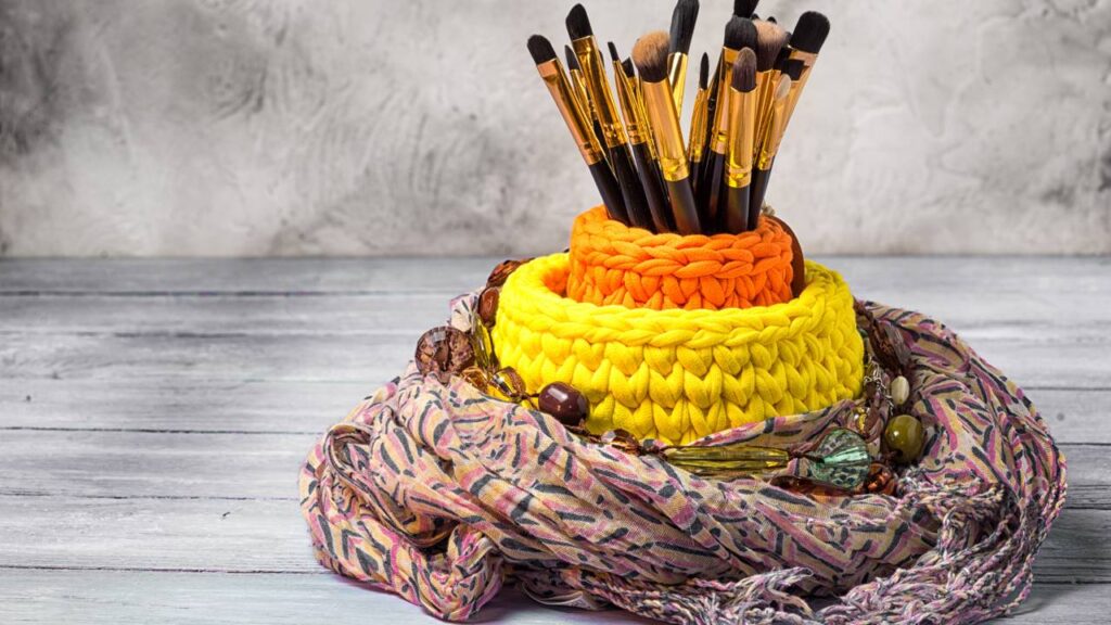 Porta-pincéis de maquiagem em crochê com estrutura firme para organização