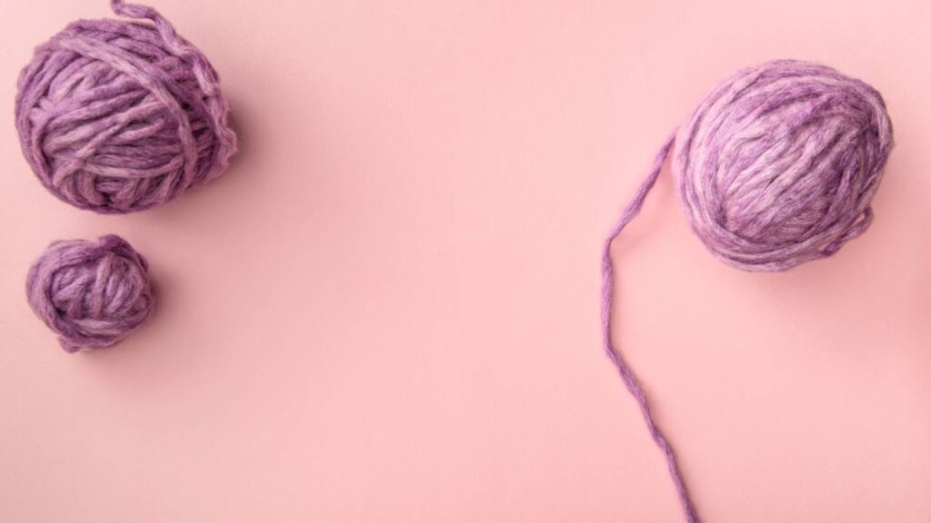 Organizador de parede em crochê rosa infantil para decorar e facilitar o dia a dia dos pequenos