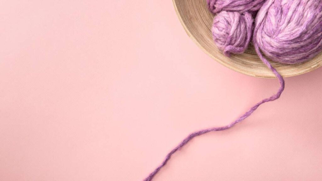 Organizador de parede em crochê rosa infantil para decorar e facilitar o dia a dia dos pequenos