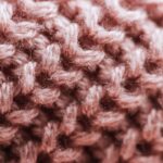 Macacão de bebê em crochê com abertura prática para trocar com facilidade