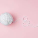 Blusa infantil em crochê com detalhes de flores para um visual delicado