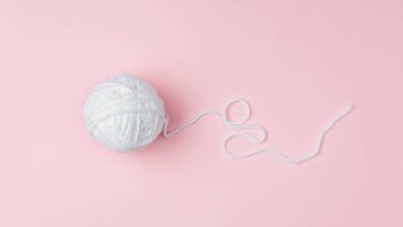 Blusa infantil em crochê com detalhes de flores para um visual delicado