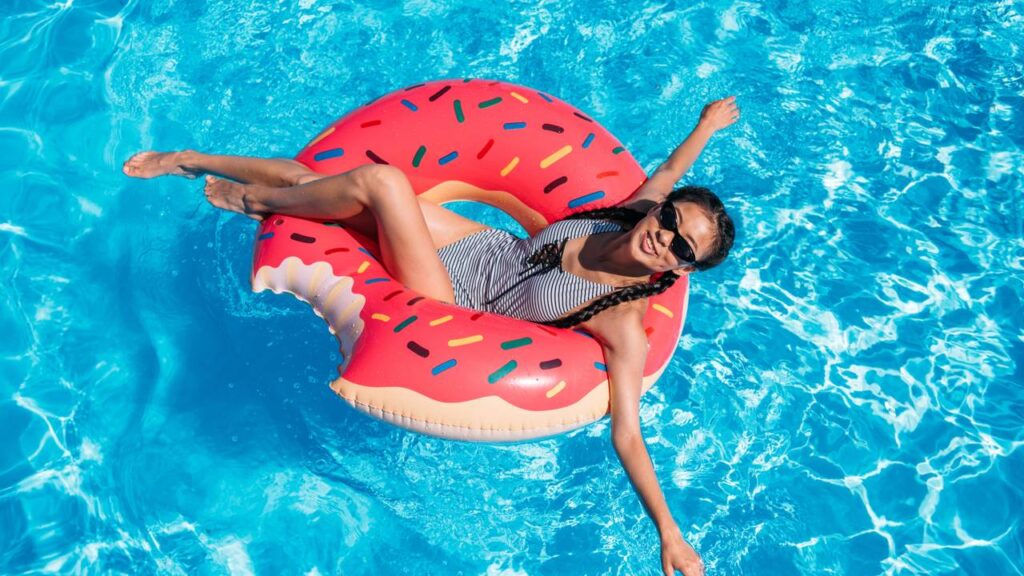 5 cuidados essenciais para deixar a piscina pronta para o verão