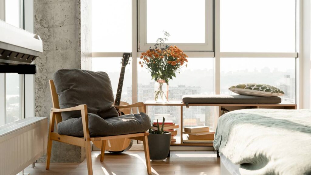 Adeus aos sofás! Conheça o móvel queridinho que tá dominando os lares brasileiros