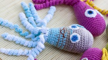 Amigurumi de polvo terapêutico para oferecer conforto e aconchego de milhares de bebês