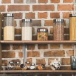 Adeus armários! Essa ideia está transformando cozinhas pequenas com estilo e praticidade