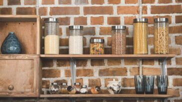 Adeus armários! Essa ideia está transformando cozinhas pequenas com estilo e praticidade