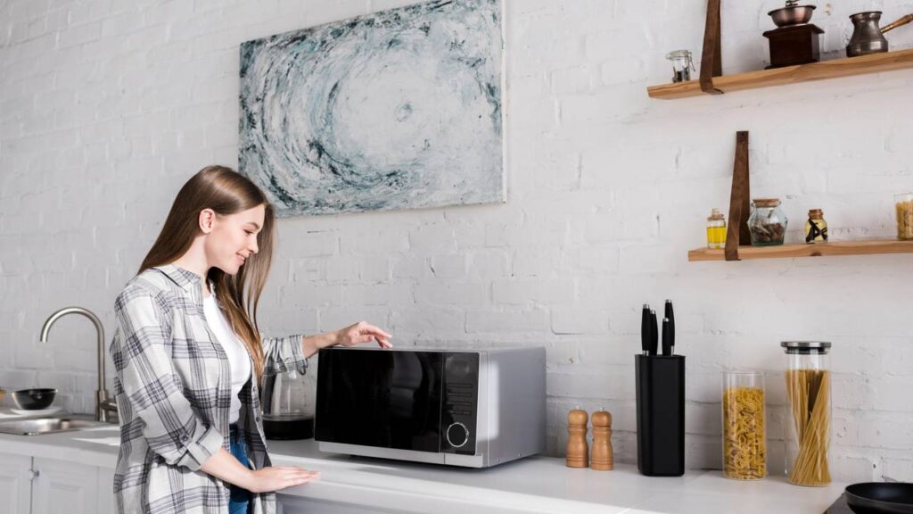 Adeus armários! Essa ideia está transformando cozinhas pequenas com estilo e praticidade