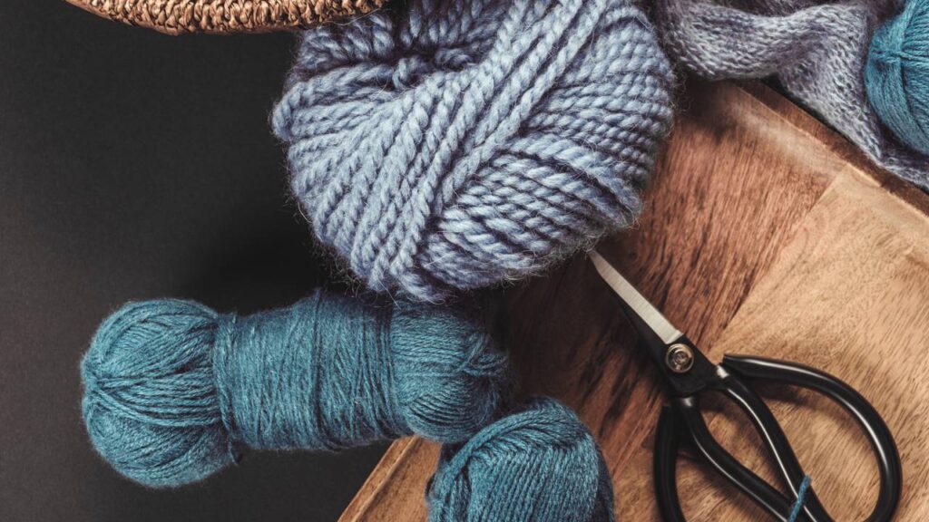 Casaco infantil em crochê com ponto alto leve e confortável