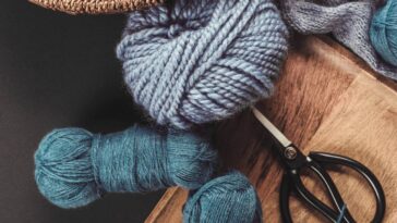 Casaco infantil em crochê com ponto alto leve e confortável