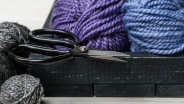 Pendurador de plantas em crochê simples para deixar a casa charmosa