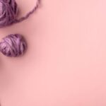 Amigurumi de beterraba com raiz modelada para dar mais realismo