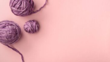 Amigurumi de beterraba com raiz modelada para dar mais realismo