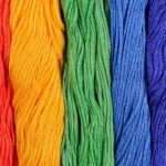 Bolsa infantil de crochê em formato de arco-íris para um look alegre e divertido