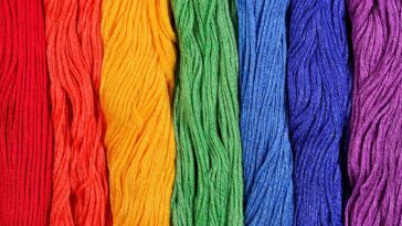 Bolsa infantil de crochê em formato de arco-íris para um look alegre e divertido