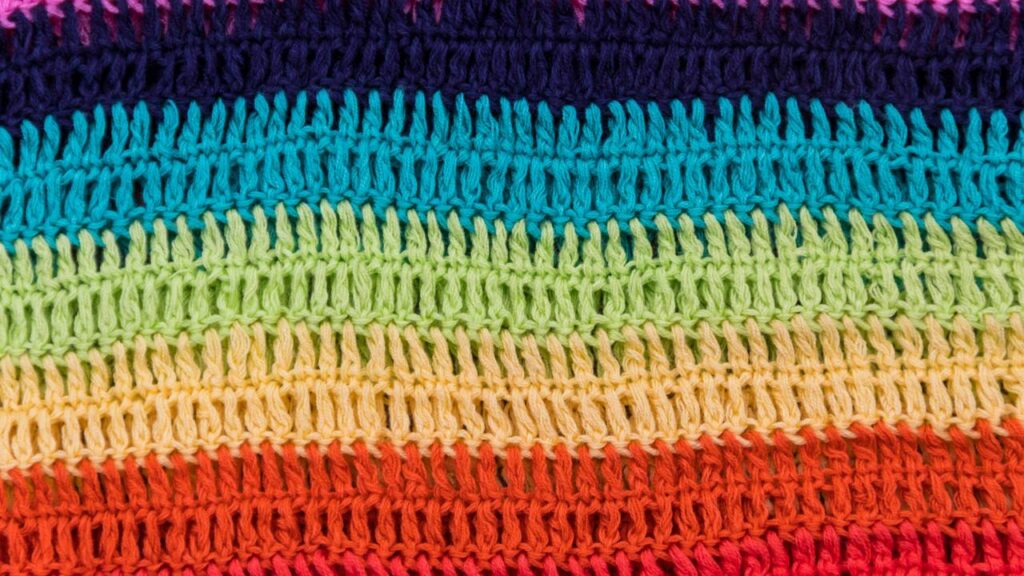 Bolsa infantil de crochê em formato de arco-íris para um look alegre e divertido