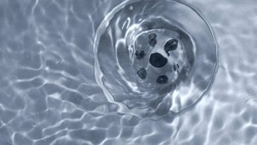 Essa técnica simples que está viralizando deixou meus ralos limpos e sem cheiro