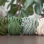 Tapete de crochê oval com combinação de tons pastel e acabamento delicado