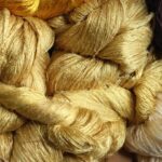 Toalha de crochê redonda com ponto abacaxi e centro colorido