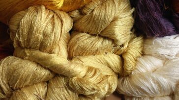 Toalha de crochê redonda com ponto abacaxi e centro colorido