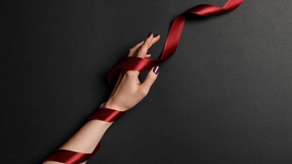 A fita que virou o segredo do amor entre casais felizes segundo o Feng Shui