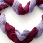 Porta-carregador de crochê vermelho vinho para organizar com carinho e personalidade