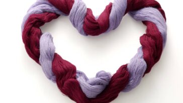 Porta-carregador de crochê vermelho vinho para organizar com carinho e personalidade