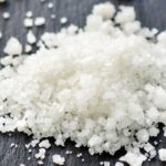 Você vai se chocar com o que o sal grosso pode fazer no seu banheiro