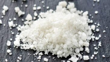 Você vai se chocar com o que o sal grosso pode fazer no seu banheiro