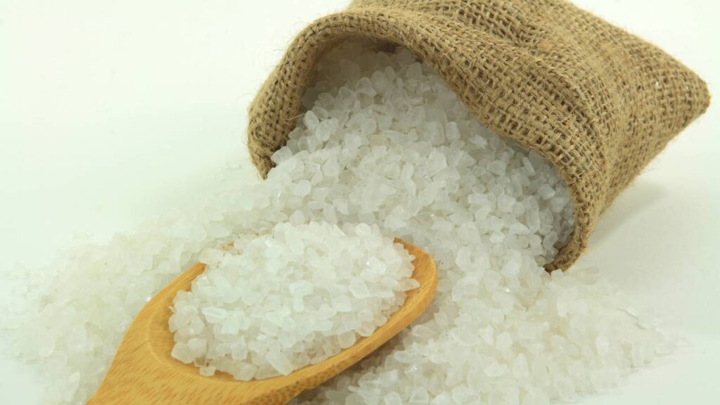 Você vai se chocar com o que o sal grosso pode fazer no seu banheiro