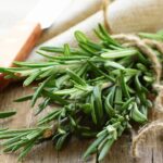 Coloque um prato com alecrim sob a cama e sinta a diferença no seu sono em poucas noites