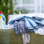 Adeus roupas manchadas! Essa solução salvou minha camiseta preferida após uma mancha de água sanitária