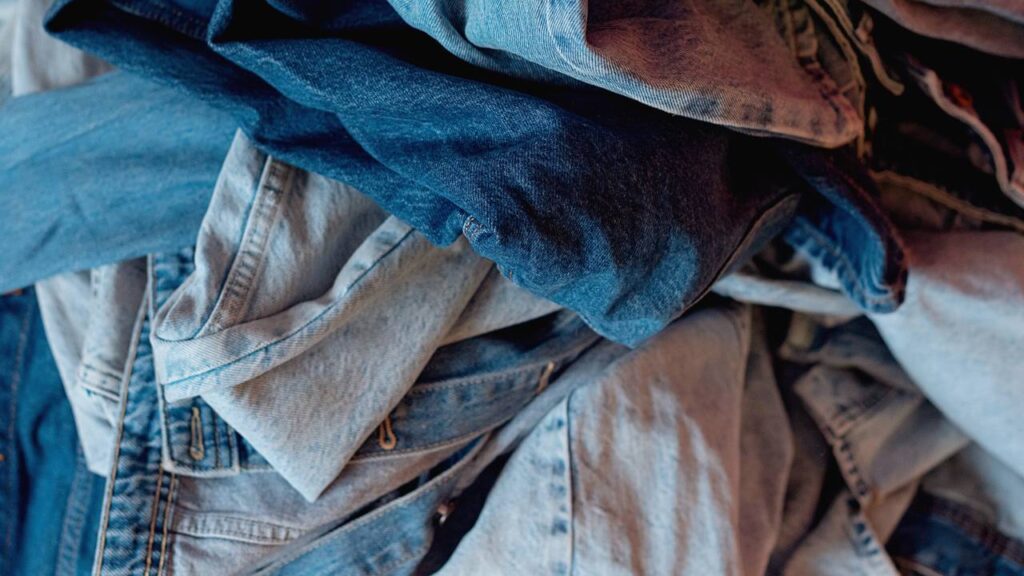 Adeus roupas manchadas! Essa solução salvou minha camiseta preferida após uma mancha de água sanitária