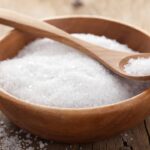 Essa mistura simples com sal tá chocando quem cuida da roupa em casa