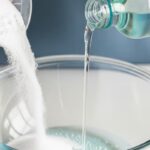 O bicarbonato de sódio e a água oxigenada são dois produtos comuns que, quando usados juntos, se transformam em uma pasta poderosa de limpeza, ideal para remover manchas, desinfetar e neutralizar odores sem produtos agressivos.