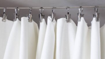 O melhor truque natural para tirar mofo da cortina do banheiro sem esforço