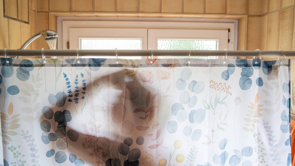 O melhor truque natural para tirar mofo da cortina do banheiro sem esforço